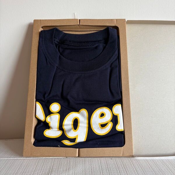 レア! 阪神タイガース 球団承認 限定 黒トラTシャツ 新品 /2010年製 球団75周年記念ブック(シール未使用)付き