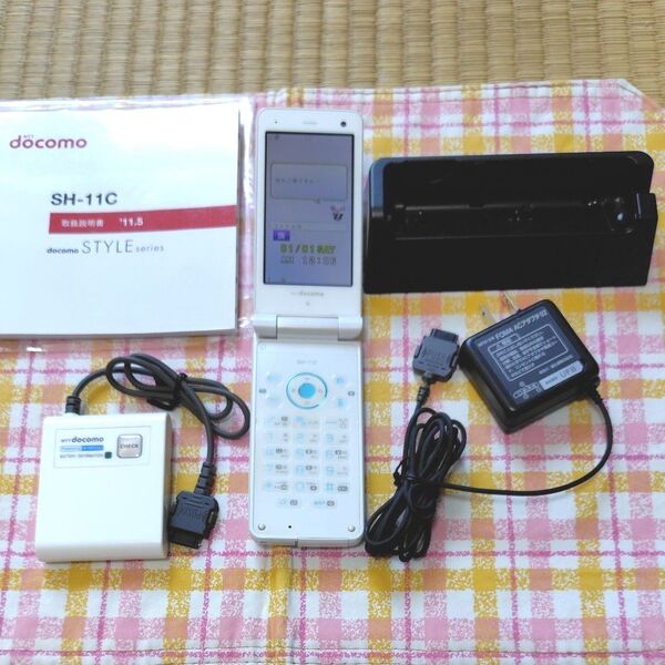 ドコモガラケー SH-11C 本体 電池パックSH23 ACアダプタ02 卓上ホルダSH32 取説 補助充電アダプタ01 ジャンク
