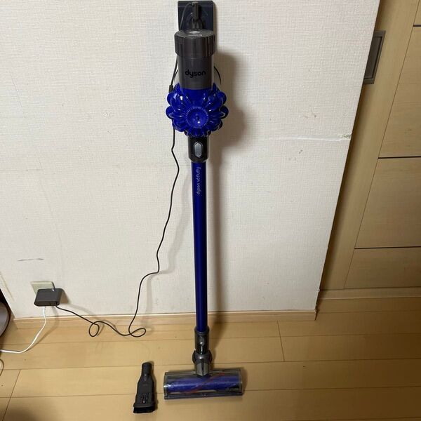 美品 dyson V6 サイクロン式 コードレスクリーナー 充電器 ブラシノズル付