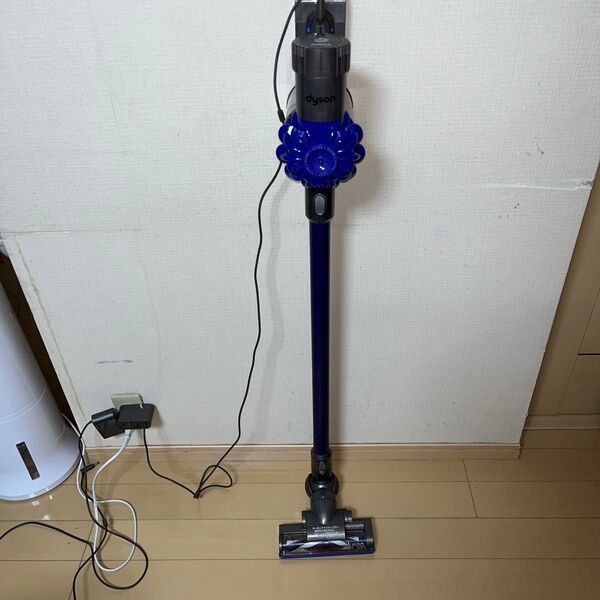送料込 美品 ダイソン V6コードレスクリーナー 充電器、壁掛け充電器ホルダー付き