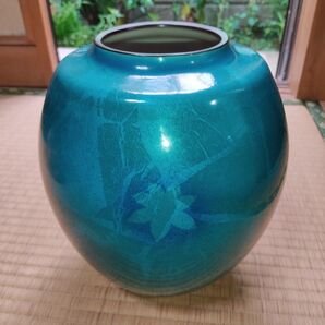 鮮やかな青色の花瓶 九谷焼 壺 置物 深みのある青 光の当たり具合で色の濃淡が変化します 「おばあちゃんの部屋に飾ってありました」