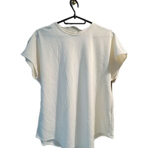 【送料込み】ユニクロ オフホワイト 半袖トップス レディース夏服
