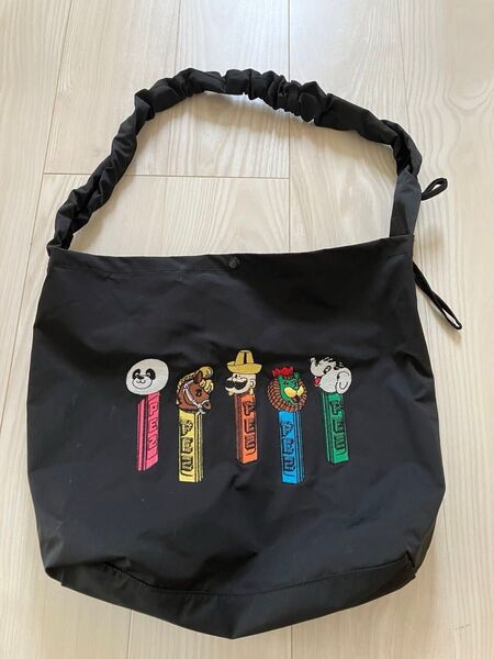 PEZ(ペッツ)× earクロスショルダーバッグ ブラック 刺繍バッグ 軽量 黒 斜め掛け クロスボディ