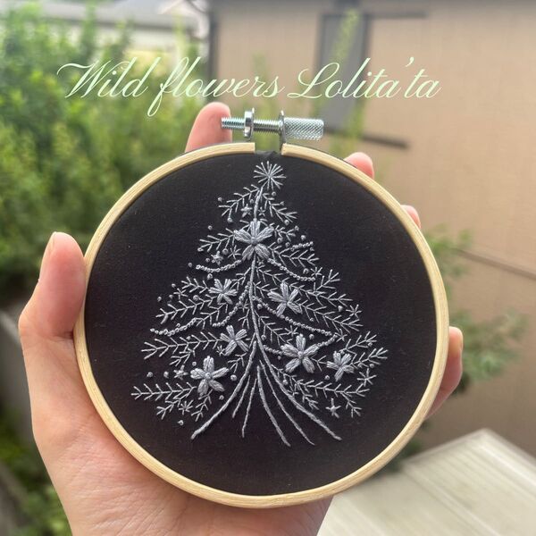 ハンドメイド 刺繍 フレーム付き クリスマスツリー 北欧風 一点物 ギフトにも インテリア094 新作