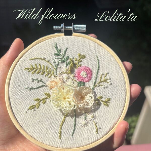 ハンドメイド 刺繍 フレーム付き 花束 一点物 ナチュラルインテリア 北欧風 ギフトにも 105