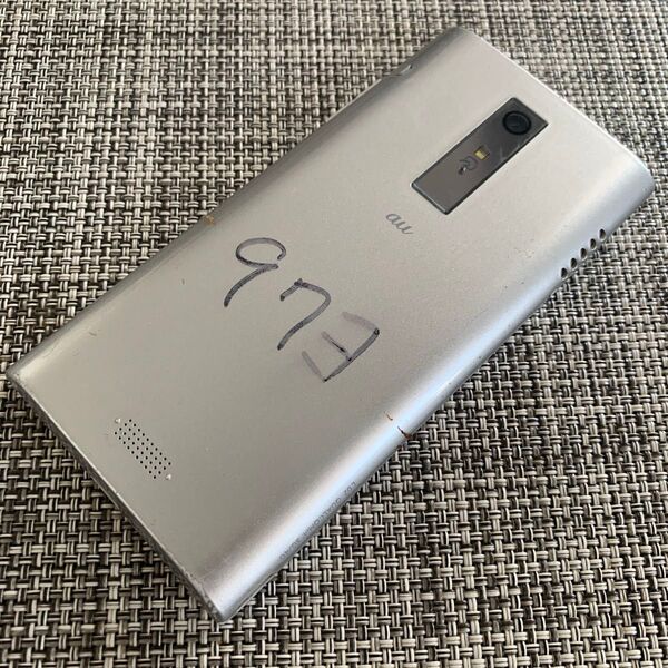 【動作品】URBANO L02 シルバー au