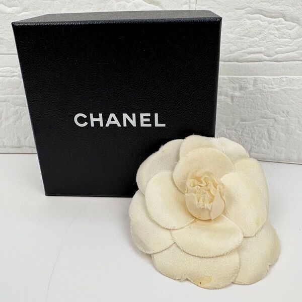 シャネル CHANEL ブローチ コサージュ カメリア フラワー 花 白 ホワイト ピンバッジ 結婚式 パーティー アクセサリー