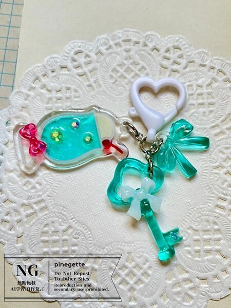 ハンドメイド レジン キーホルダー クリームソーダ 鍵モチーフ
