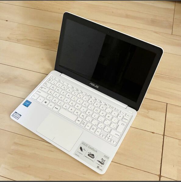 ジャンク品 ASUS EeeBook X205TA 修理出来る方に。ACアダプター.説明書、箱、揃っています。