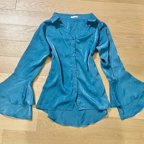 リゼクシー ベルスリーブサテンブラウス ターコイズブルー
