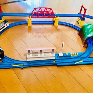 プラレール 自動ポイントレールを使用したレイアウト 車両付き