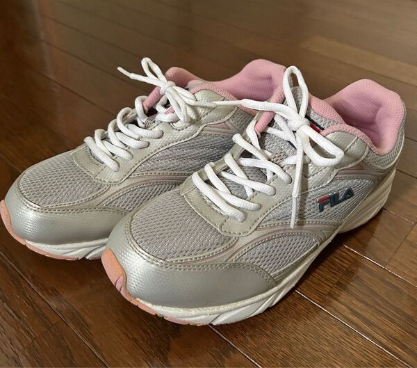 【未使用】FILA レディース スニーカー シルバー 23.5cm