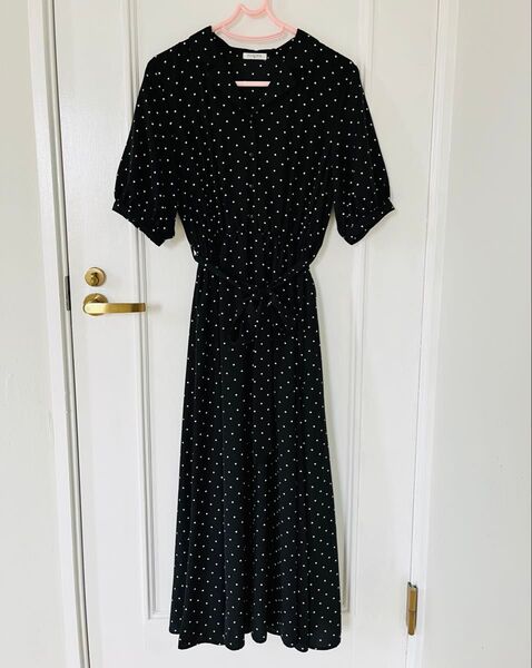 【美品】Honeys(ハニーズ) ドット柄ロングワンピース 黒 Mサイズ ポリエステル ワンピース 半袖 ブラック