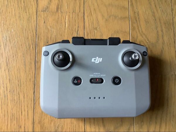 新たにタブレットホルダーも付属。DJI RC-N1 送信機 正常動作確認済み。目立つキズ汚れなし。MAVIC3の予備機として保管。