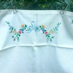 手刺繍 花柄模様 枕カバーやクッションカバー未使用に近い