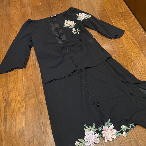 VIVIENNE TAM 花柄刺繍入り黒7分袖セットアップ ひざ丈 ブラック