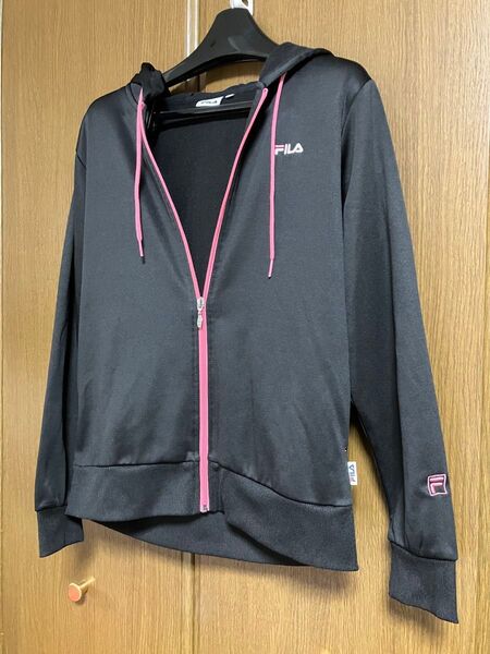 FILA フード付き ジップアップパーカー ブラック ピンク L