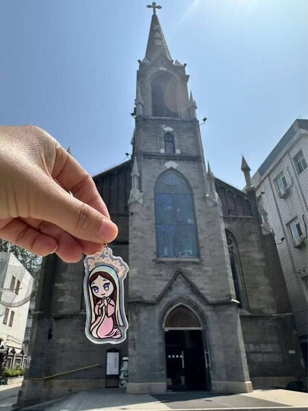 バチカンのマスコット(Luce)のチャームで、両面にアクリル素材を使用しています
