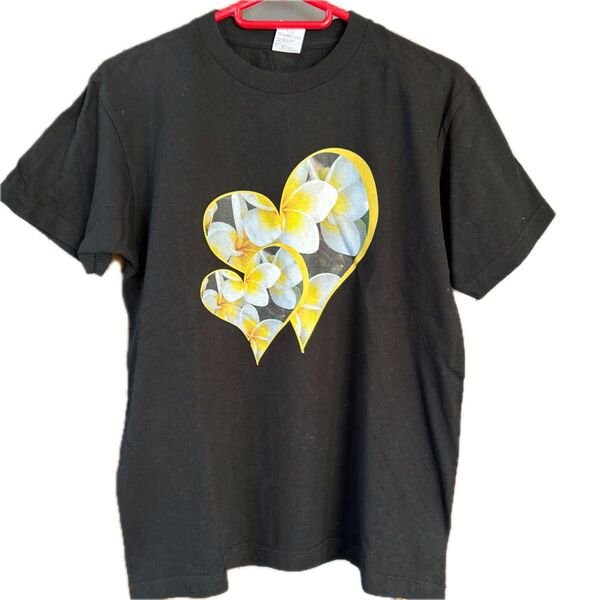 Sサイズ(バスト幅52)【ブラック×イエローハートの中にプルメリアプリント 半袖Tシャツ 】綿 コットン100%
