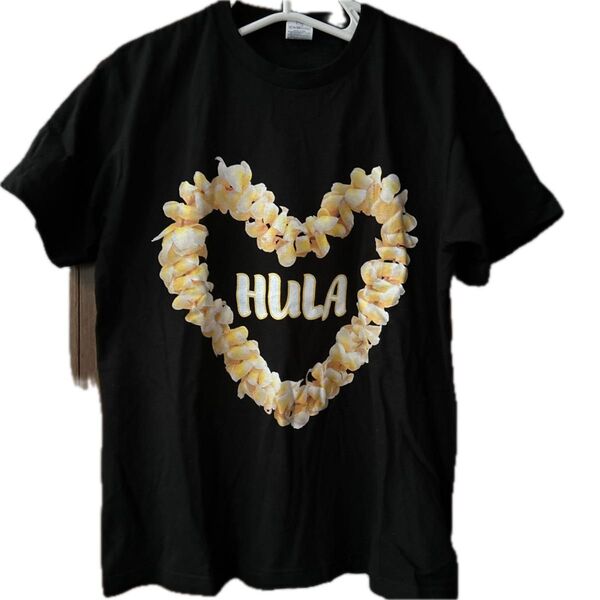 M→バスト幅50cm肩幅45cm【ブラック イエロープルメリアハート型レイ HULA文字プリント 半袖Tシャツ 】コットン100%