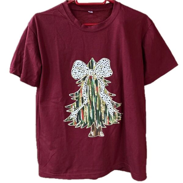 Sサイズ(バスト幅48着丈59)【ワインレッド ボルドー エンジ クリスマスツリー風 リボン 半袖Tシャツ 】