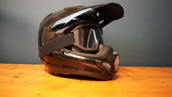 売れそうにないので【お値下げします!】arai VcrossⅣ Vクロス4 オフロードバイクLサイズ