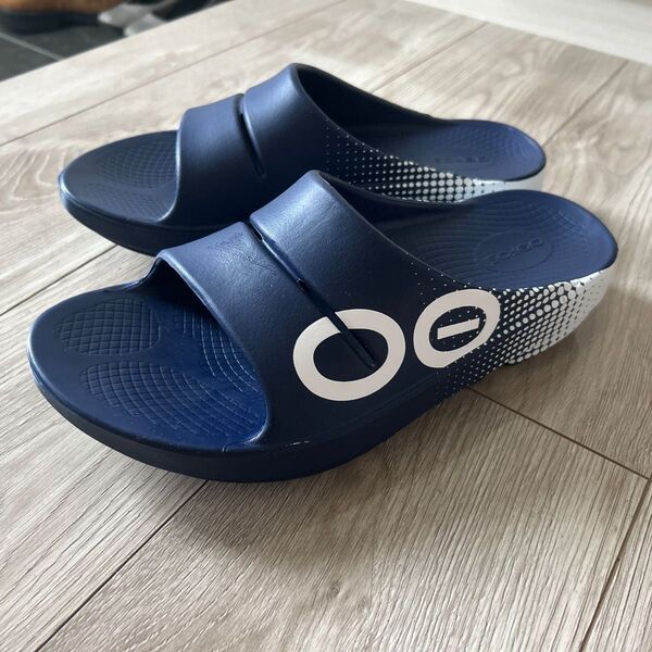ほぼ未使用 OOFOS ウーフォス リカバリーサンダル 42 室内試着のみ ネイビーマトリックス