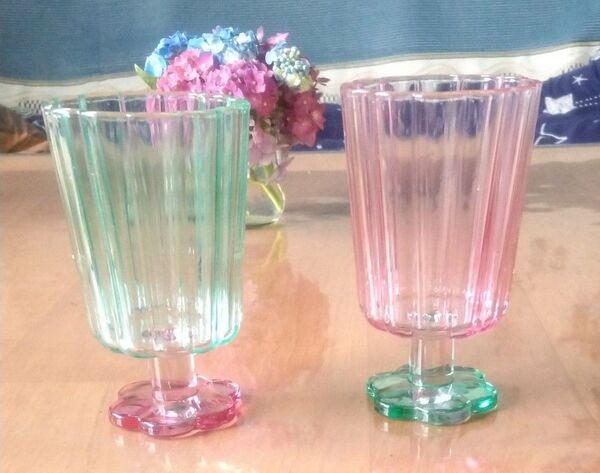 お花の形のピンク&グリーンのグラス☆ 底部分が互い違いの色違いな♪ パフェグラスとしても素敵^_^★ 飾りとしても^_^♪