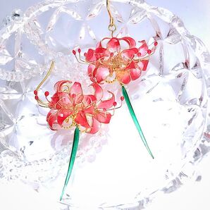 ゆらゆら揺らめく赤い彼岸花ピアスNo.315 ハンドメイド