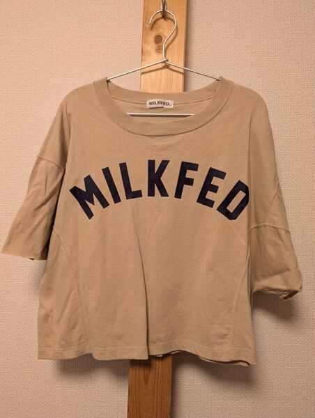 MILKFED. ミルクフェド ロゴTシャツ ベージュ ショート丈 ワンサイズ