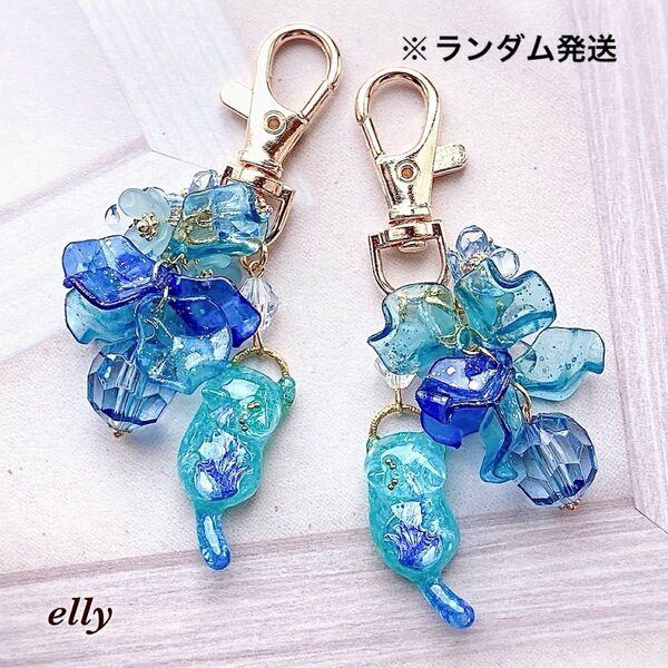 ハンドメイド 琉球ガラス 海月/クラゲ じゃれ猫 レジン キーホルダー 手染めビーズ