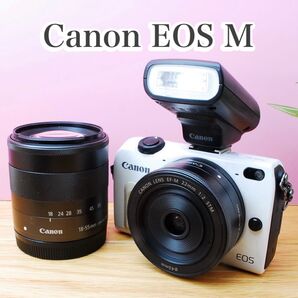 可愛い白ミラーレス★Canon EOS M ダブルレンズ ストロボ付き ホワイト キャノン すぐ使える 夏休み 旅行 人気 初心者
