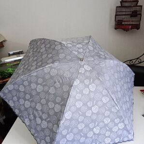 どんな年齢、シーンにも合うシックなカラーと薔薇。イヴ・サンローラン 晴雨兼用傘 遮熱 遮光 超軽量 収納袋付 ほぼ未使用の極美品