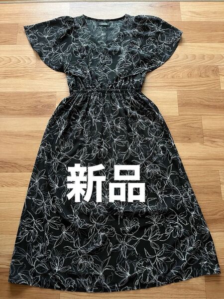 黒地花柄半袖ワンピース
