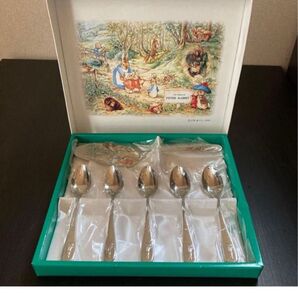 ピーターラビット スプーン ケーキサーバー セット シンプル 可愛いポーズ