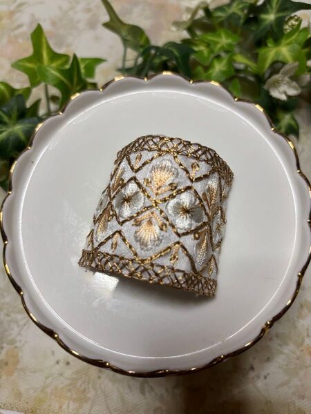 ハンドメイド ポニーフック ヘアカフ ヘアタイ インド刺繍リボン
