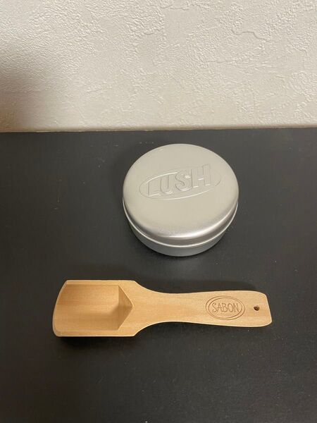 ラッシュ アルミ ソープケース 丸型 ラウンド缶 サボン スクラブスプーン 木 使用品 セット LUSH SABON