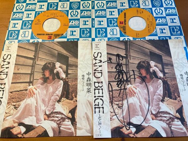 中森明菜 直筆サイン SAND BEIGE 砂漠へ 直筆サイン入りと通常品 2枚セット EP