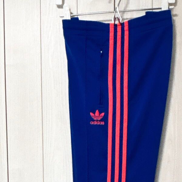 アディダス オリジナルス adidas トラックパンツ 刺繍ロゴ 蛍光カラー ジャージ スリーストライプス XS
