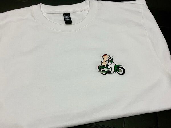 スーパーカブに乗るチワワのワンポイントイラスト刺繍入りTシャツ