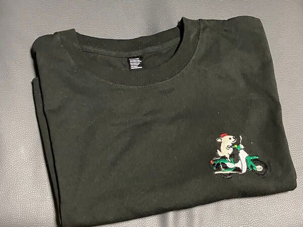 スーパーカブに乗るチワワのワンポイント刺繍入りTシャツ