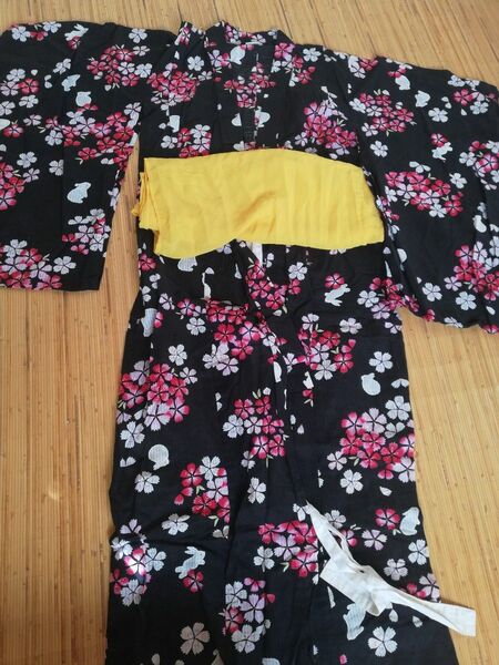 浴衣 黒×黄色 赤 ブラック レッド イエロー 帯つき 125~135 130 うさぎ 桜 花柄