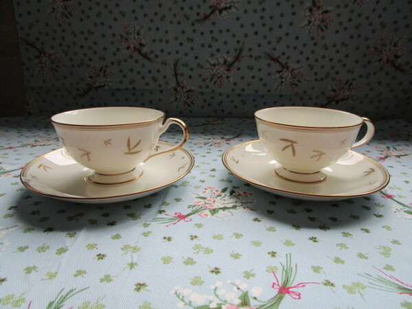 ＃ＮＯＲＩＴＡＫＥ「ノリタケ★金彩　薄緑の葉模様のシンプルなデザインのペアカップ＆ソーサー」～箱なし　日付の表示あり