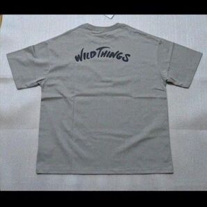 新品 ワイルドシングス バックプリント アーチロゴ ポケット付 Tシャツ M グレイッシュベージュ WILD THINGS