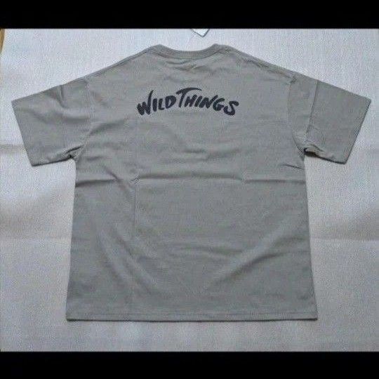 新品 ワイルドシングス バックプリント アーチロゴ ポケット付 Tシャツ L グレイッシュベージュ WILD THINGS