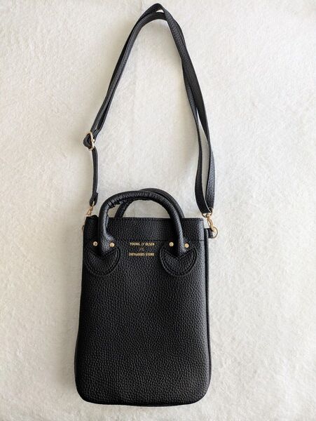 YOUNG & OLSEN エンボスレザー スマホショルダーバッグ ブラック