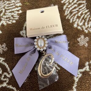Maison de FLEUR イニシャルチャーム C ラベンダー