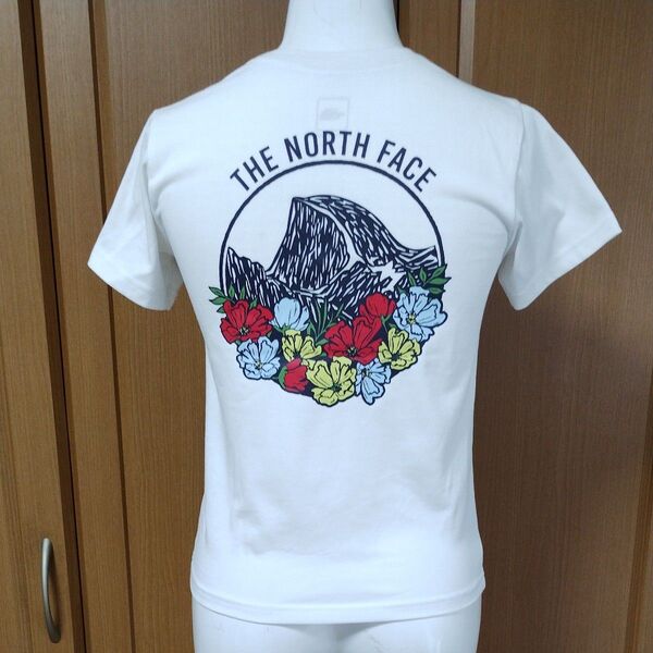 ザノースフェイス半袖Tシャツ130cm ホワイト 山と花/ハイビスカスプリントがきれい! キッズ子供 THE NORTH FACE