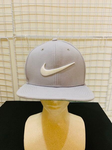 【試着のみ美品】 NIKE ナイキ キャップ 帽子 野球帽 グレー ユニセックス ロゴ刺繍