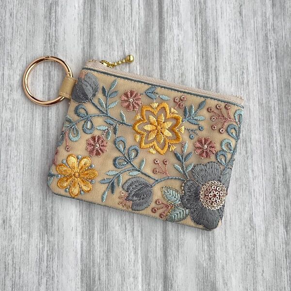 インド刺繍 ミニポーチ小物入れ 花柄 ベージュにイエローとグリーンの花 両面刺繍 カラビナ付き ハンドメイド
